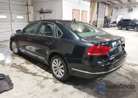 2013 Volkswagen Passat 2.5L Sel Premium z USA, uszkodzony, nr VIN 1VWCP7A38DC069045